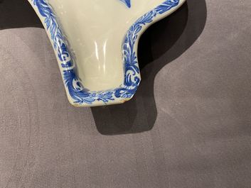 Une paire de coupes en fa&iuml;ence de Delft en bleu et blanc &agrave; d&eacute;cor d'une fleur d'oeillet, 18&egrave;me